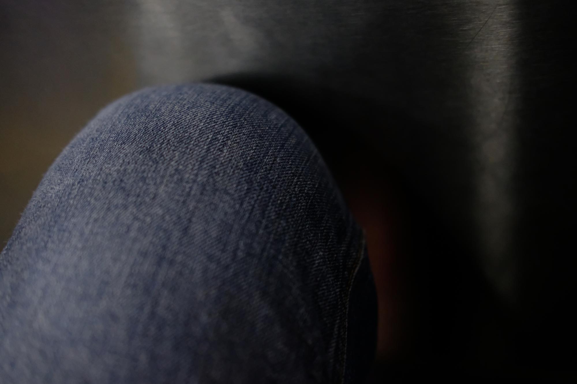 Dettaglio punto satin su stoffa scura